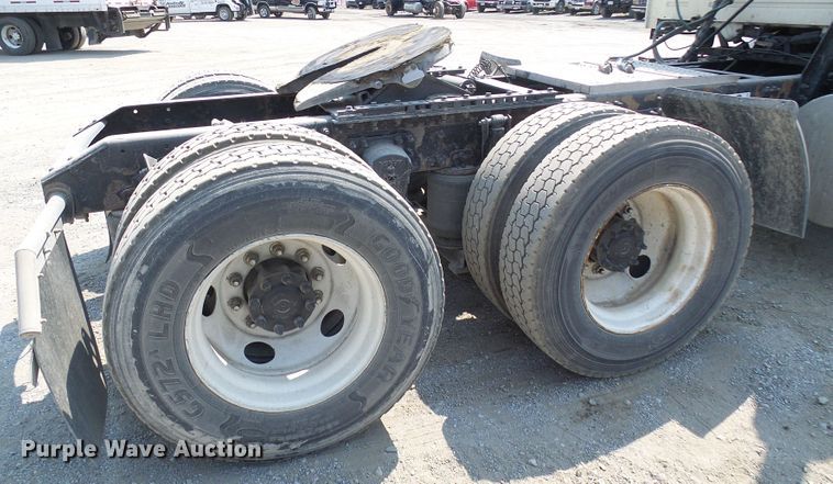 image for item DG2079 2005 Volvo VN  semi truck