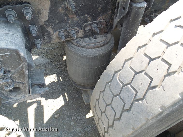 image for item DG2079 2005 Volvo VN  semi truck