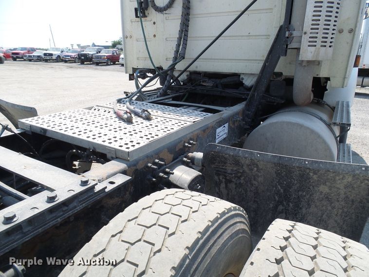 image for item DG2079 2005 Volvo VN  semi truck