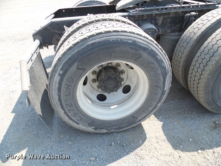 image for item DG2079 2005 Volvo VN  semi truck