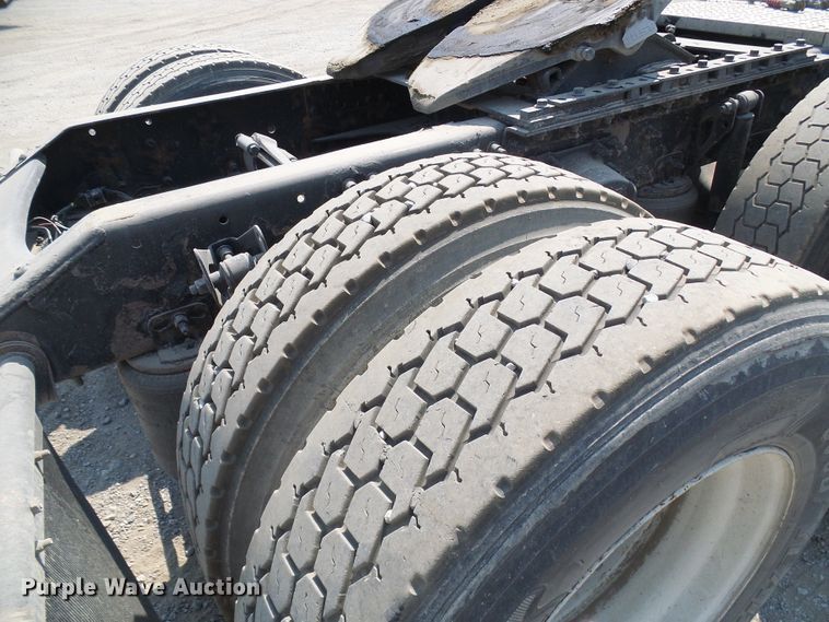 image for item DG2079 2005 Volvo VN  semi truck