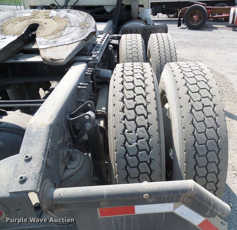 image for item DG2079 2005 Volvo VN  semi truck