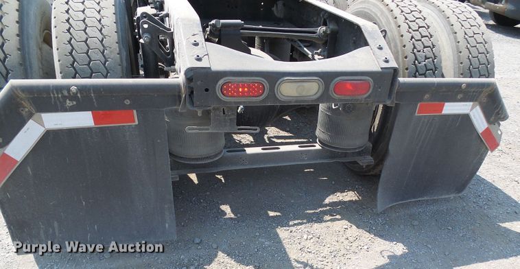 image for item DG2079 2005 Volvo VN  semi truck