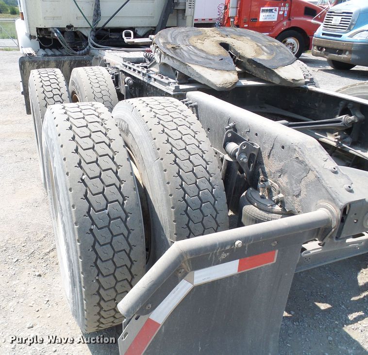 image for item DG2079 2005 Volvo VN  semi truck