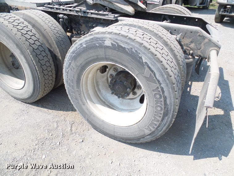 image for item DG2079 2005 Volvo VN  semi truck