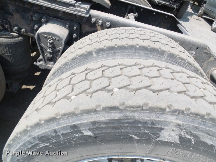 image for item DG2079 2005 Volvo VN  semi truck