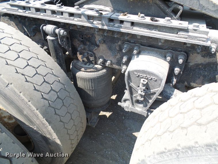 image for item DG2079 2005 Volvo VN  semi truck