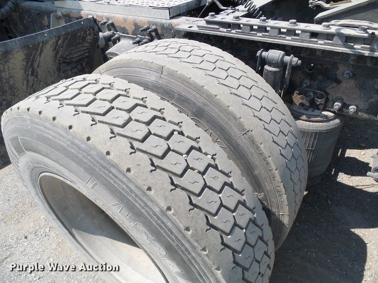 image for item DG2079 2005 Volvo VN  semi truck