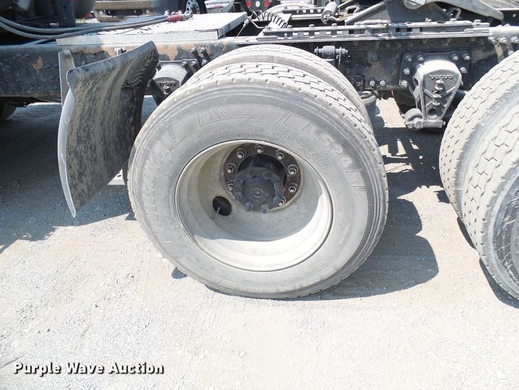 image for item DG2079 2005 Volvo VN  semi truck