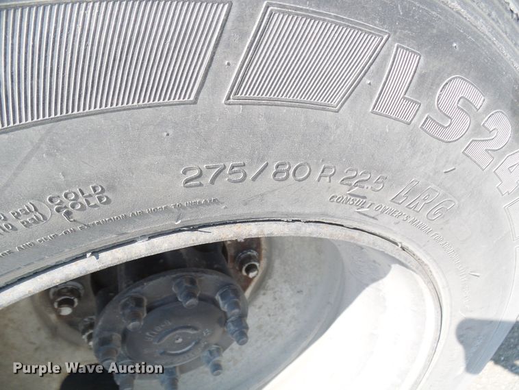 image for item DG2079 2005 Volvo VN  semi truck