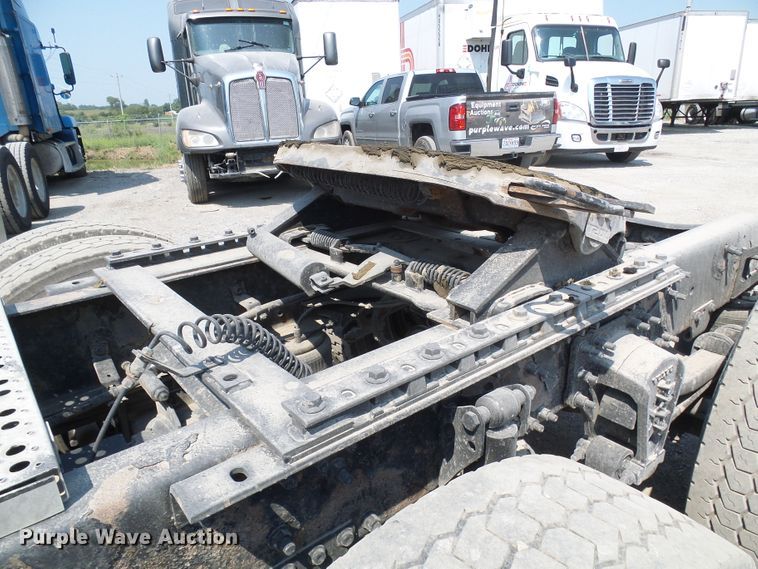 image for item DG2079 2005 Volvo VN  semi truck