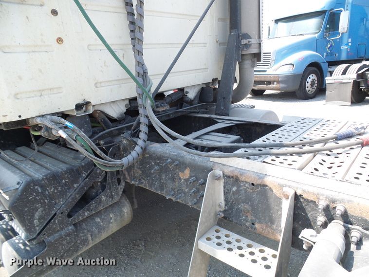 image for item DG2079 2005 Volvo VN  semi truck