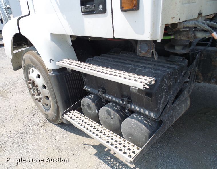 image for item DG2079 2005 Volvo VN  semi truck