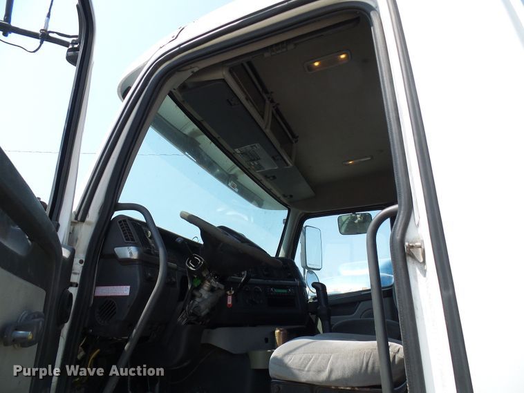 image for item DG2079 2005 Volvo VN  semi truck