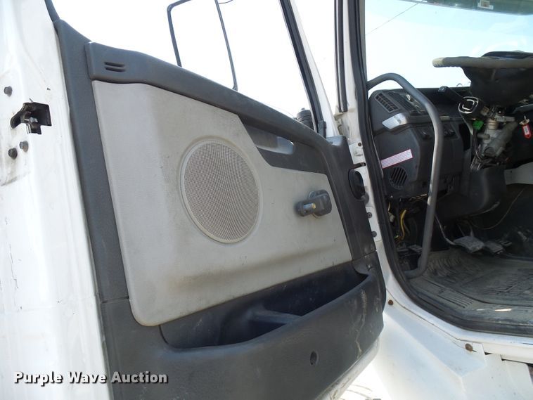 image for item DG2079 2005 Volvo VN  semi truck