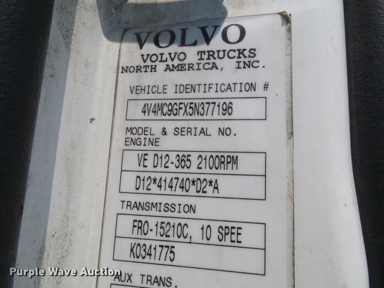 image for item DG2079 2005 Volvo VN  semi truck