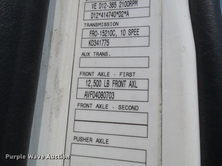 image for item DG2079 2005 Volvo VN  semi truck