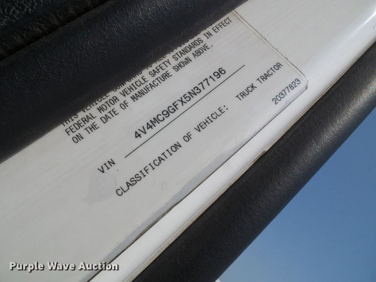 image for item DG2079 2005 Volvo VN  semi truck