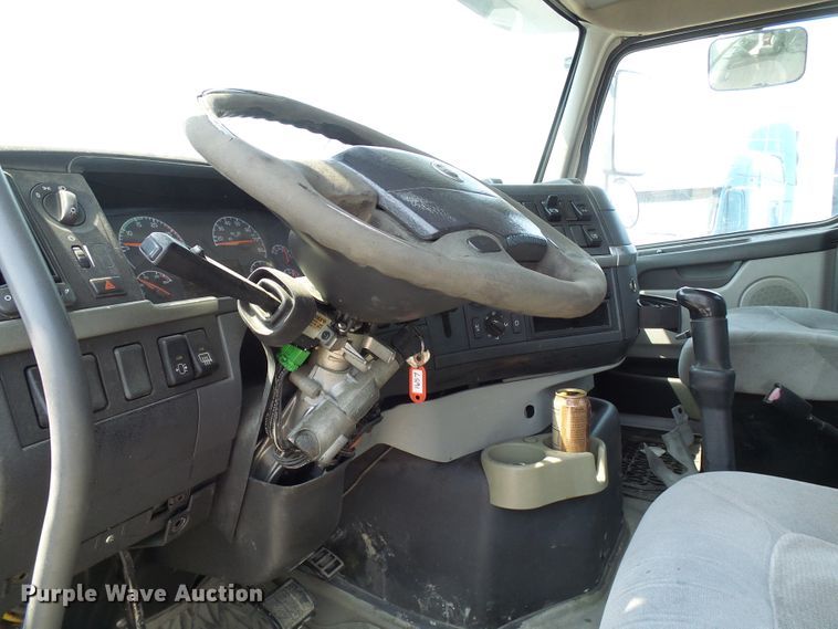 image for item DG2079 2005 Volvo VN  semi truck