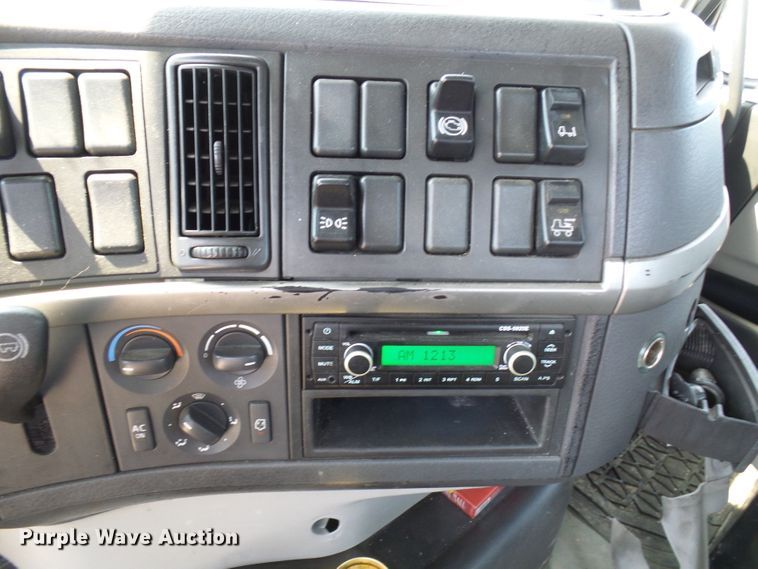 image for item DG2079 2005 Volvo VN  semi truck