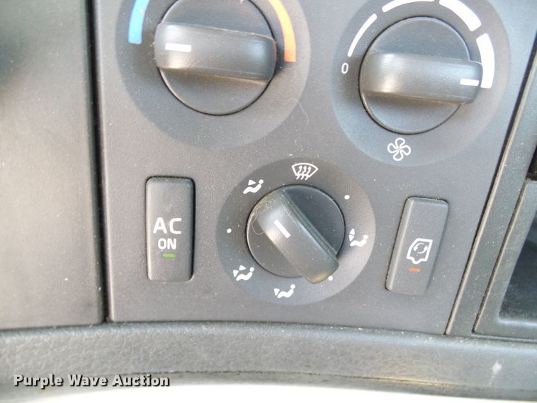 image for item DG2079 2005 Volvo VN  semi truck