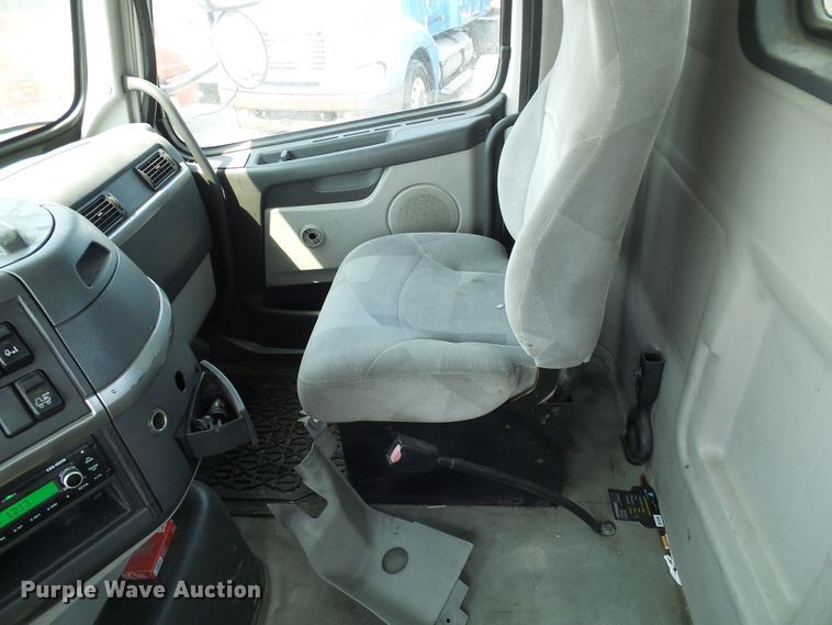 image for item DG2079 2005 Volvo VN  semi truck