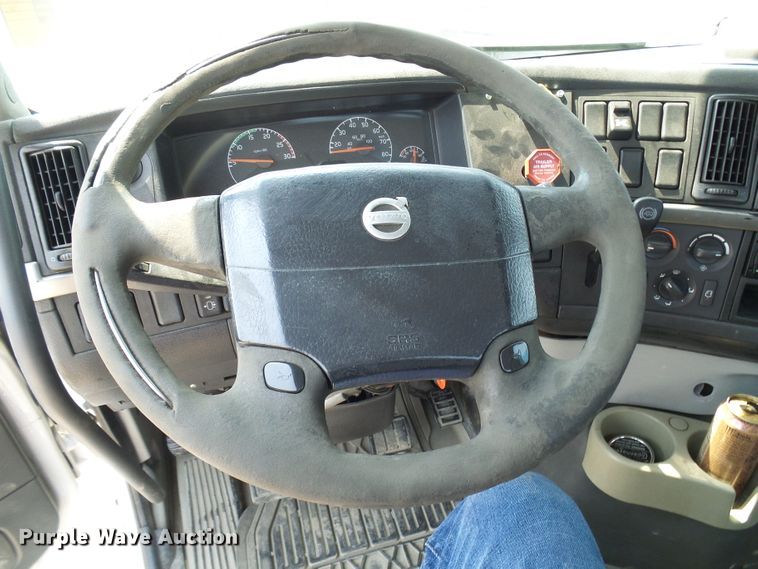 image for item DG2079 2005 Volvo VN  semi truck