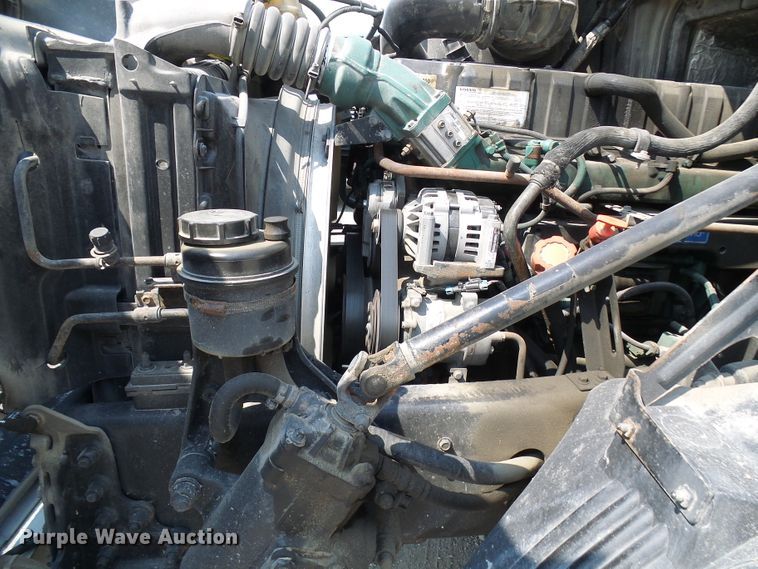 image for item DG2079 2005 Volvo VN  semi truck