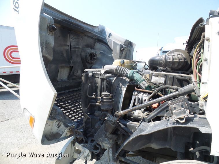 image for item DG2079 2005 Volvo VN  semi truck