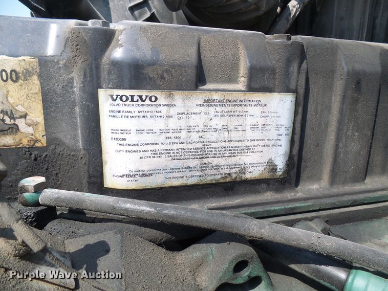 image for item DG2079 2005 Volvo VN  semi truck