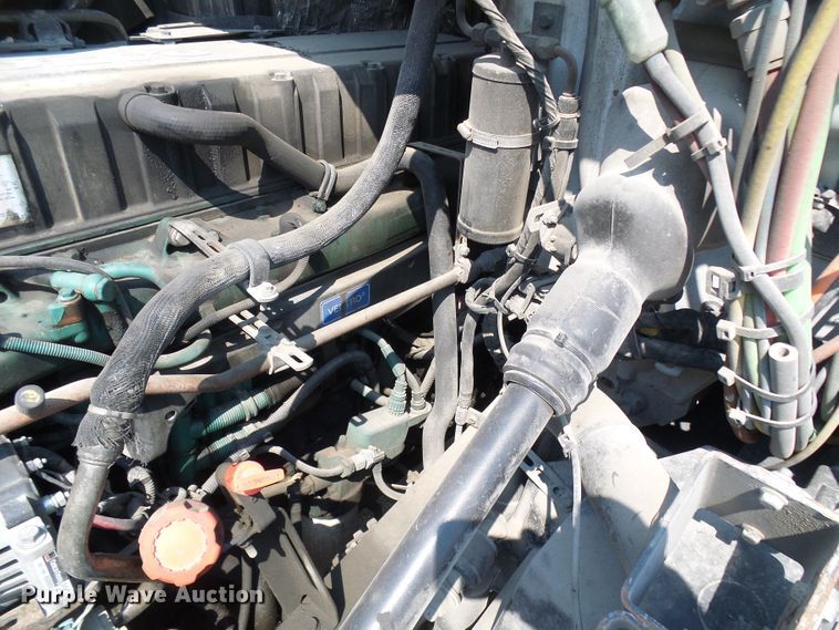 image for item DG2079 2005 Volvo VN  semi truck