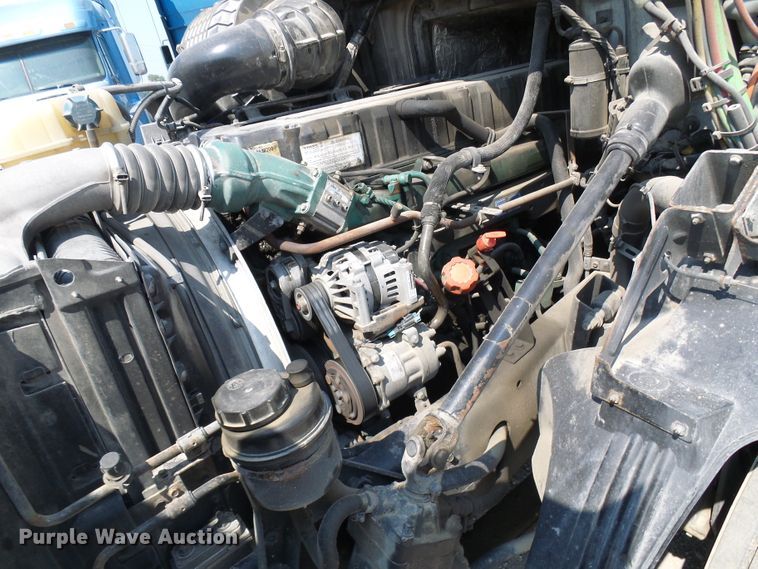 image for item DG2079 2005 Volvo VN  semi truck