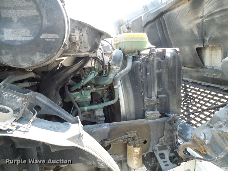 image for item DG2079 2005 Volvo VN  semi truck