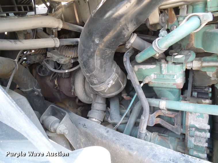 image for item DG2079 2005 Volvo VN  semi truck