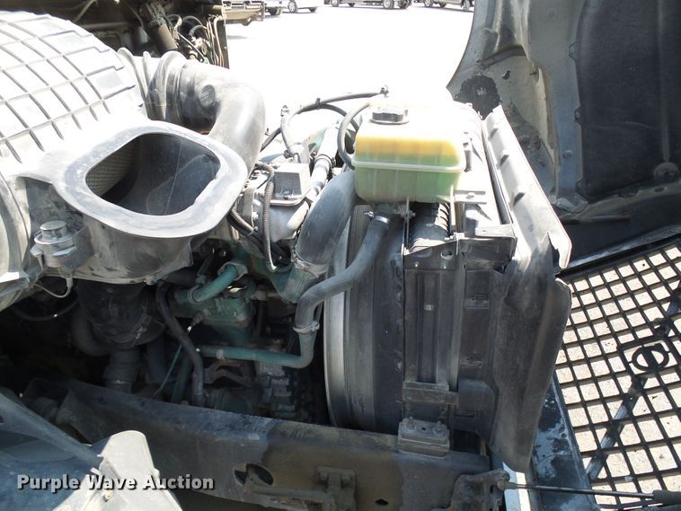 image for item DG2079 2005 Volvo VN  semi truck