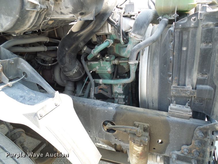 image for item DG2079 2005 Volvo VN  semi truck