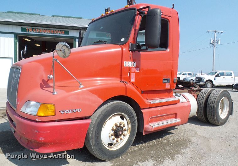 image for item DG2084 1999 Volvo VN  semi truck