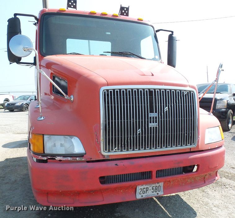 image for item DG2084 1999 Volvo VN  semi truck