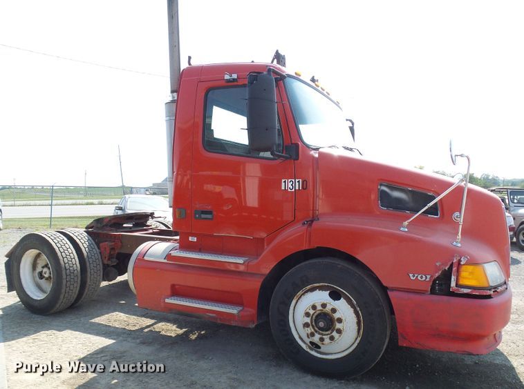 image for item DG2084 1999 Volvo VN  semi truck