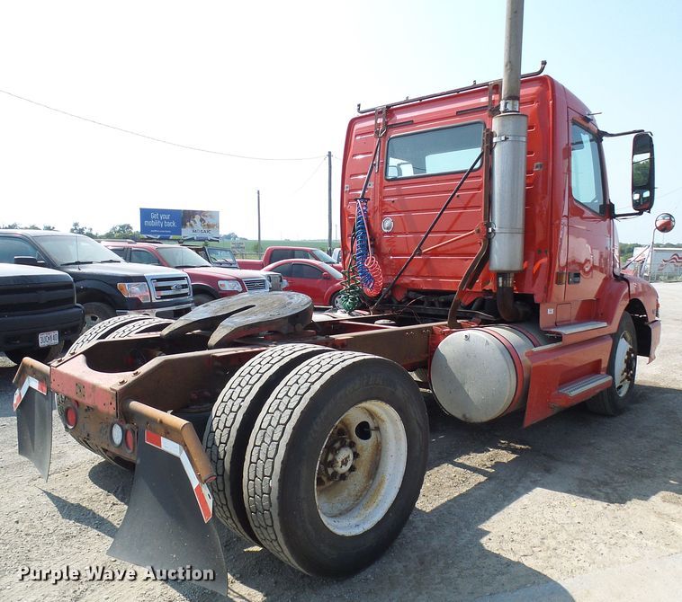 image for item DG2084 1999 Volvo VN  semi truck