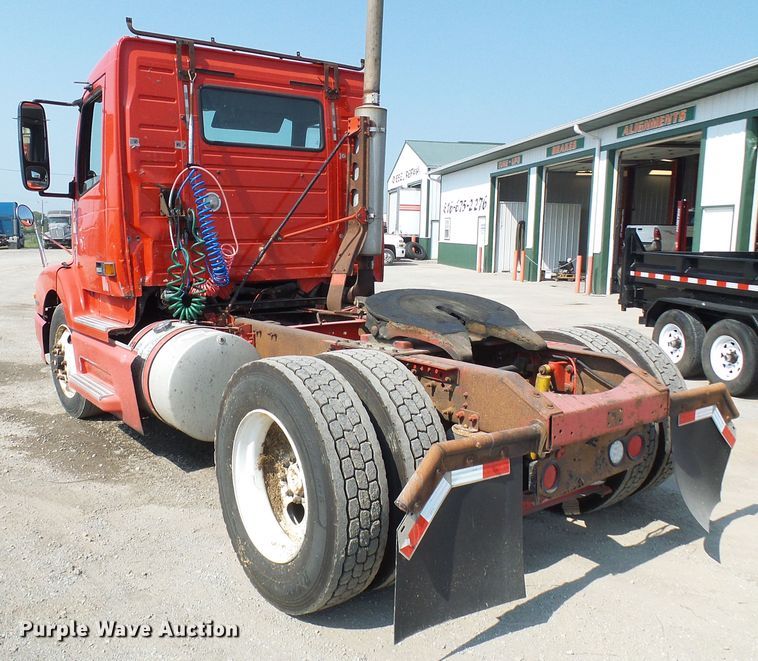 image for item DG2084 1999 Volvo VN  semi truck