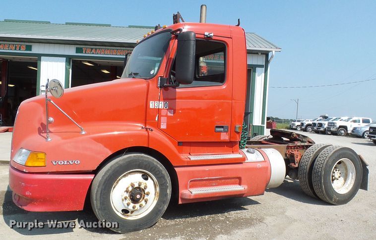 image for item DG2084 1999 Volvo VN  semi truck