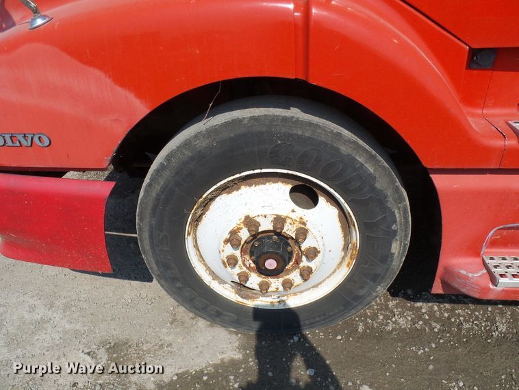 image for item DG2084 1999 Volvo VN  semi truck