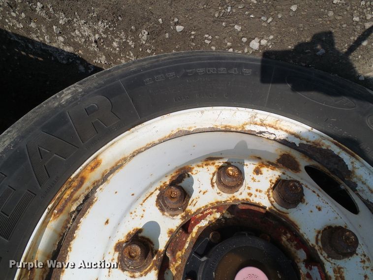 image for item DG2084 1999 Volvo VN  semi truck