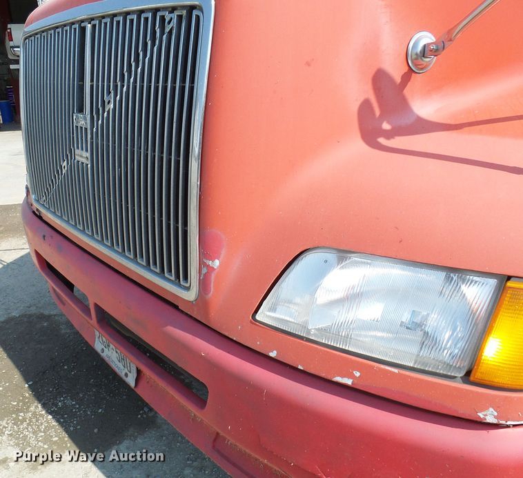 image for item DG2084 1999 Volvo VN  semi truck