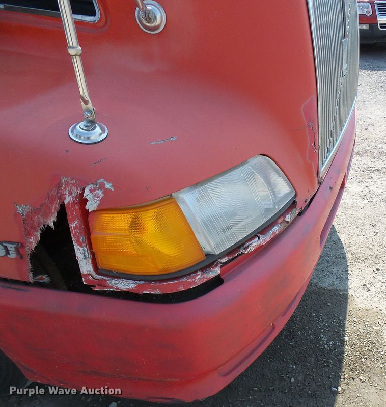 image for item DG2084 1999 Volvo VN  semi truck