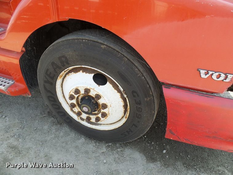 image for item DG2084 1999 Volvo VN  semi truck