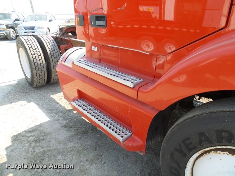 image for item DG2084 1999 Volvo VN  semi truck