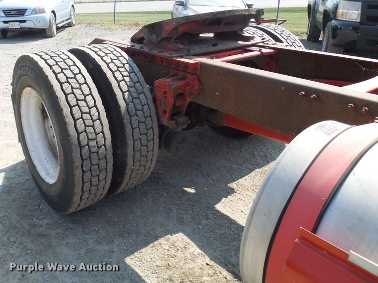 image for item DG2084 1999 Volvo VN  semi truck