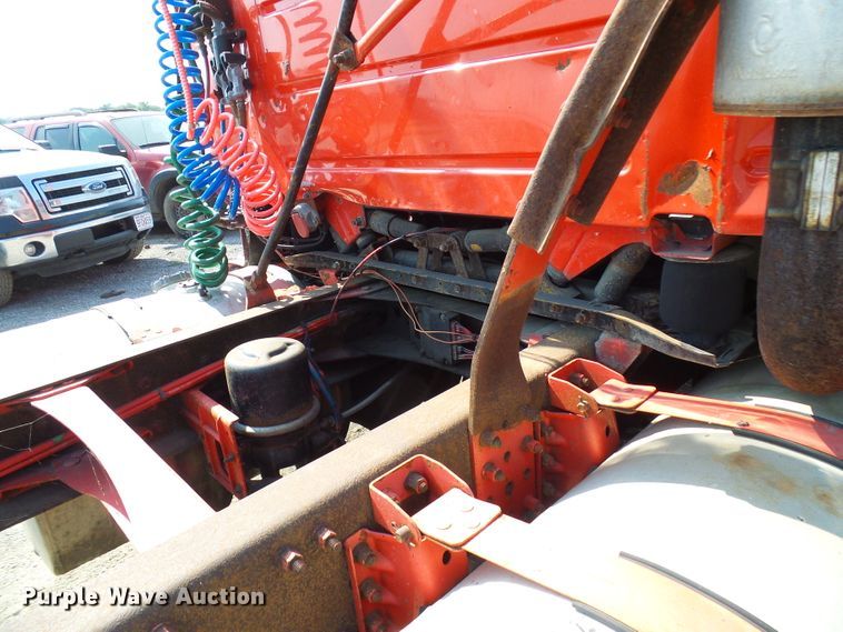 image for item DG2084 1999 Volvo VN  semi truck